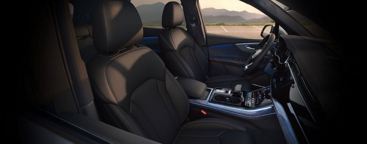 The front cabin and center console in a 2025 Audi Q7 for sale.